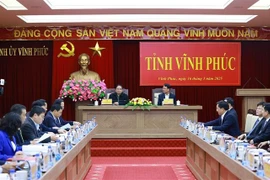 El primer ministro Pham Minh Chinh trabaja con el Buró Ejecutivo del Comité partidista de Vinh Phuc sobre el desarrollo socioeconómico de la provincia. (Foto: VNA)