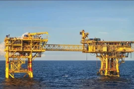 Finalización de la instalación de la plataforma BK-24 y su puente de conexión con la plataforma BK-20. (Foto: nangluongvietnam.vn)