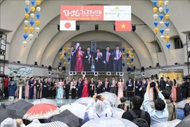 Los delegados cortan la cinta inaugural del Festival de Vietnam 2025 en Japón. (Foto: VNA)
