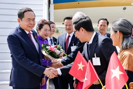 Funcionarios y personal de la Embajada, junto con la comunidad vietnamita en Suiza, reciben al presidente de la Asamblea Nacional, Tran Thanh Man, y a su esposa en el aeropuerto internacional de Ginebra. (Foto: VNA) 