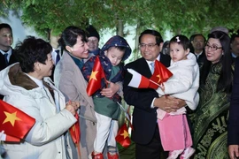 El primer ministro Pham Minh Chinh y su esposa se reunieron con el personal de la Embajada de Vietnam y representantes de la comunidad coterránea en Polonia el 16 de enero por la tarde (hora local). (Foto: VNA)