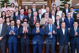 El primer ministro de Vietnam, Pham Minh Chinh, y representantes empresariales británicas. (Foto: VNA)