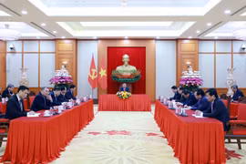 El secretario general del Partido Comunista de Vietnam, To Lam, sostiene una conversación telefónica con el primer secretario del Partido Comunista de Cuba y presidente del país caribeño, Miguel Díaz-Canel. (Foto: VNA)