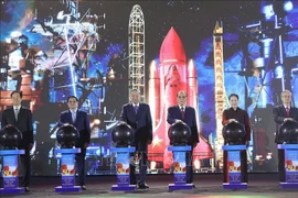 El secretario general del Partido, To Lam, el primer ministro Pham Minh Chinh y otros líderes y exlíderes del Partido y del Estado oficiaron la ceremonia inaugural de la Exposición. (Foto: VNA)