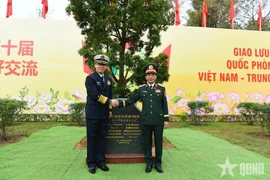 El ministro de Defensa de Vietnam, Phan Van Giang, y su homólogo chino, Dong Jun. )Ftoto: qdnd.vn