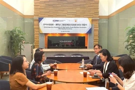 En la ceremonia de firma de un memorando de entendimiento entre la Asociación Empresarial de Productos Vietnamitas de Alta Calidad y la Asociación de Importadores de Corea del Sur. (Foto: VNA)