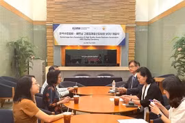 En la ceremonia de firma de un memorando de entendimiento entre la Asociación Empresarial de Productos Vietnamitas de Alta Calidad y la Asociación de Importadores de Corea del Sur. (Foto: VNA)