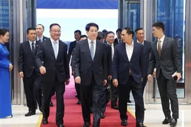 El presidente Luong Cuong inspecciona los preparativos para la ceremonia de apertura de firma de la Convención de las Naciones Unidas contra la Ciberdelincuencia (Convención de Hanoi) en el Centro Nacional de Convenciones. Foto: VNA