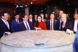 El primer ministro Pham Minh Chinh, su esposa y la delegación de alto nivel de Vietnam, visitan el Museo Quai Branly-Jacques Chirac. (Foto: VNA)
