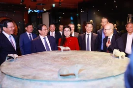 El primer ministro Pham Minh Chinh, su esposa y la delegación de alto nivel de Vietnam, visitan el Museo Quai Branly-Jacques Chirac. (Foto: VNA)