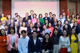 El primer ministro de Vietnam, Pham Minh Chinh, en un encuentro con el personal de la Embajada y la comunidad coterránea residente en Francia. (Foto: VNA)