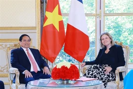 El primer ministro vietnamita, Pham Minh Chinh, y la presidenta de la Asamblea Nacional francesa, Yaël Braun-Pivet. (Foto: VNA)