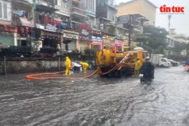 Los trabajadores de la Compañía de Alcantarillado de Hanoi están de guardia abriendo las tapas de los sumideros, retirando basura, desobstruyendo el flujo del agua y operando bombas, para evacuar el agua en el menor tiempo posible. (Foto: VNA)