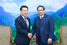 El primer ministro de Vietnam, Pham Minh Chinh, (D) se reúne con el viceprimer ministro de Laos Saleumxay Kommasith. (Fuente: VNA)