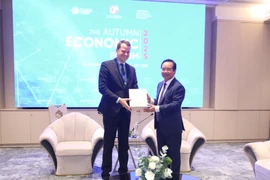 El presidente del Comité Popular de Ciudad Ho Chi Minh, Nguyen Van Duoc, se reúne con Stephan Mergenthaler, director ejecutivo del Foro Económico Mundial (FEM). Foto: VNA