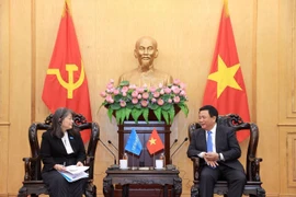 El director de la Academia Nacional de Política Ho Chi Minh, Nguyen Xuan Thang, recibe a June Kunugi, directora de UNICEF para Asia Oriental y el Pacífico. (Foto: VNA)