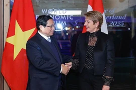 El primer ministro de Vietnam, Pham Minh Chinh, sostiene una reunión con la presidente de Suiza, Karin Keller-Sutter, en el marco de la Reunión 55 del Foro Económico Mundial (FEM) en Davos. (Foto: VNA)