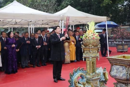 El presidente Luong Cuong rinde homenaje a los antepasados. Foto: VNA