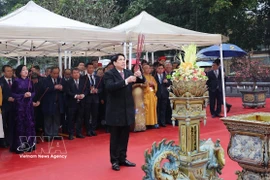 El presidente Luong Cuong rinde homenaje a los antepasados. Foto: VNA