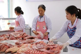 Venta de carne de cerdo en un supermercado en Hanoi (Foto: VNA)