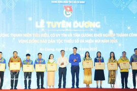 26 jóvenes de minorías étnicas del suroeste de Vietnam fueron reconocidos por el éxito de sus startups en 2025. (Foto: VNA)