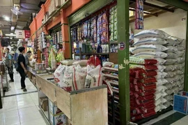 Una tienda de arroz en el mercado de Santa en la ciudad de Selong, en la regencia de Lombok Oriental, provincia de Nusa Tenggara Occidental, Indonesia (Foto: VNA)