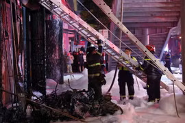Los bomberos acudieron rápidamente al lugar para sofocar el incendio. (Fuente: VNA)
