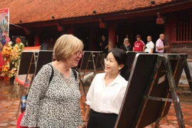 La turista británica Ann Nicholl visita la exposición. (Foto: https://kinhtedothi.vn/)