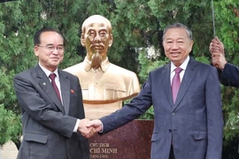 El secretario general del Partido Comunista de Vietnam, To Lam, (derecha) y Jo Yong Won, secretario del Comité Central y jefe de la Comisión de Organización del Partido del Trabajo de Corea (Foto: VNA)