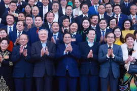 El primer ministro Pham Minh Chinh y representantes de las Pymes. (Foto: VNA)