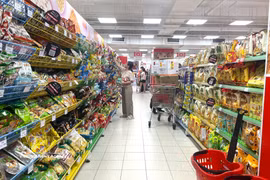 Los consumidores realizan compras en un supermercado GO! en el barrio de Tan My, Ciudad Ho Chi Minh. (Foto: VNA)