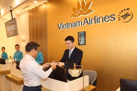 Los clientes disfrutan del servicio de facturación en la Terminal T3 del Aeropuerto Internacional de Tan Son Nhat. (Foto: nhandan.vn)