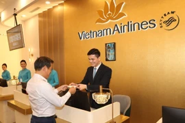 Los clientes disfrutan del servicio de facturación en la Terminal T3 del Aeropuerto Internacional de Tan Son Nhat. (Foto: nhandan.vn)