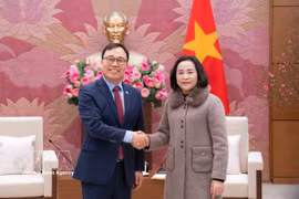 La vicepresidenta de la Asamblea Nacional de Vietnam, Nguyen Thi Thanh, y el embajador de Corea del Sur en Hanoi, Choi Young Sam. (Foto: VNA)