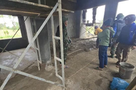 Las fuerzas construyen viviendas para las personas afectadas por desastres naturales. (Foto: VNA)