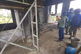Las fuerzas construyen viviendas para las personas afectadas por desastres naturales. (Foto: VNA)