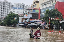 La gente tiene dificultades para desplazarse en la intersección de Phu Thai y Quang Trung, en el barrio de Phan Dinh Phung, provincia de Thai Nguyen. (Foto: VNA)