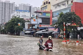 La gente tiene dificultades para desplazarse en la intersección de Phu Thai y Quang Trung, en el barrio de Phan Dinh Phung, provincia de Thai Nguyen. (Foto: VNA)