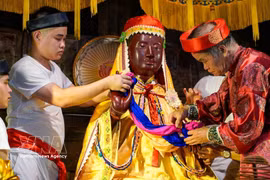Emotivo ritual de “vestidura del Buda” en el festival de la aldea de Keo