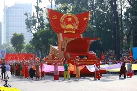 Caravana con el modelo del Escudo Nacional de la República Socialista de Vietnam desfilando frente a la tribuna. (Foto: VNA)