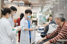 Proteger, cuidar y mejorar la salud de las personas es una tarea política de primer orden. (Foto: VNA)