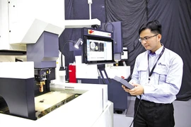 Fabricación de productos mecánicos de precisión en la empresa Makino (Japón) en el Parque de Alta Tecnología de Ciudad Ho Chi Minh. (Foto: baodautu.vn)