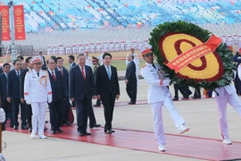 Los máximos dirigentes de Vietnam rindieron homenaje al Presidente Ho Chi Minh. (Foto: VNA)