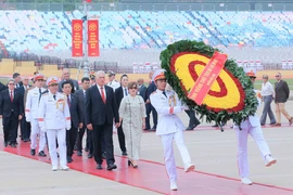 El primer secretario del Comité Central del Partido Comunista y presidente de Cuba, Miguel Díaz-Canel Bermúdez, rinde homenaje al Presidente Ho Chi Minh. (Foto: VNA)