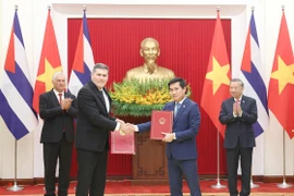 El secretario general del Partido Comunista de Vietnam, To Lam, y el primer secretario del Partido Comunista de Cuba y presidente de ese país, Miguel Díaz-Canel Bermúdez, presenciaron la ceremonia de entrega de documentos de cooperación. (Foto: VNA)