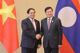El primer ministro de Vietnam, Pham Minh Chinh, se reunió con el secretario general del Partido Popular Revolucionario de Laos y presidente de ese país, Thongloun Sisoulith. (Foto: VNA)