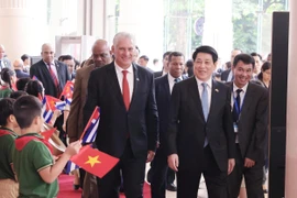 El presidente de Vietnam, Luong Cuong, y el primer secretario del Comité Central del Partido Comunista y presidente de Cuba, Miguel Díaz-Canel Bermúdez, en el acto. (Foto: VNA)