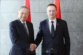 El secretario general del Comité Central del Partido Comunista de Vietnam (PCV), To Lam, se reunió con el primer ministro de Bielorrusia, Aleksandr Turchin, en Minsk, (Foto: VNA)