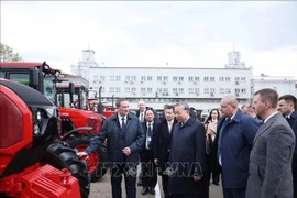 El secretario general del Comité Central del Partido Comunista de Vietnam, To Lam, visitó la Fábrica de Tractores de Minsk (MTZ). Foto: VNA