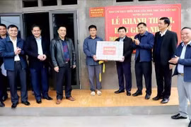 La familia que recibe su primera casa en el marco del programa "Eliminación de viviendas precarias y deterioradas" en el Grupo 4, localidad de Tam Son, distrito de Quan Ba, provincia de Ha Giang. (Foto: VNA)